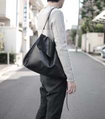 m.a+ / アコーディオンバッグ着用