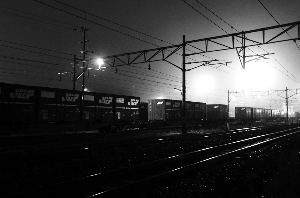 霧の貨物駅