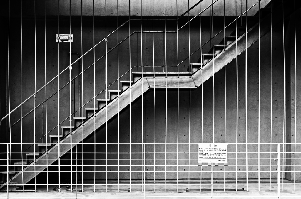 檻の中の階段