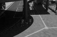 日陰を通る人たち