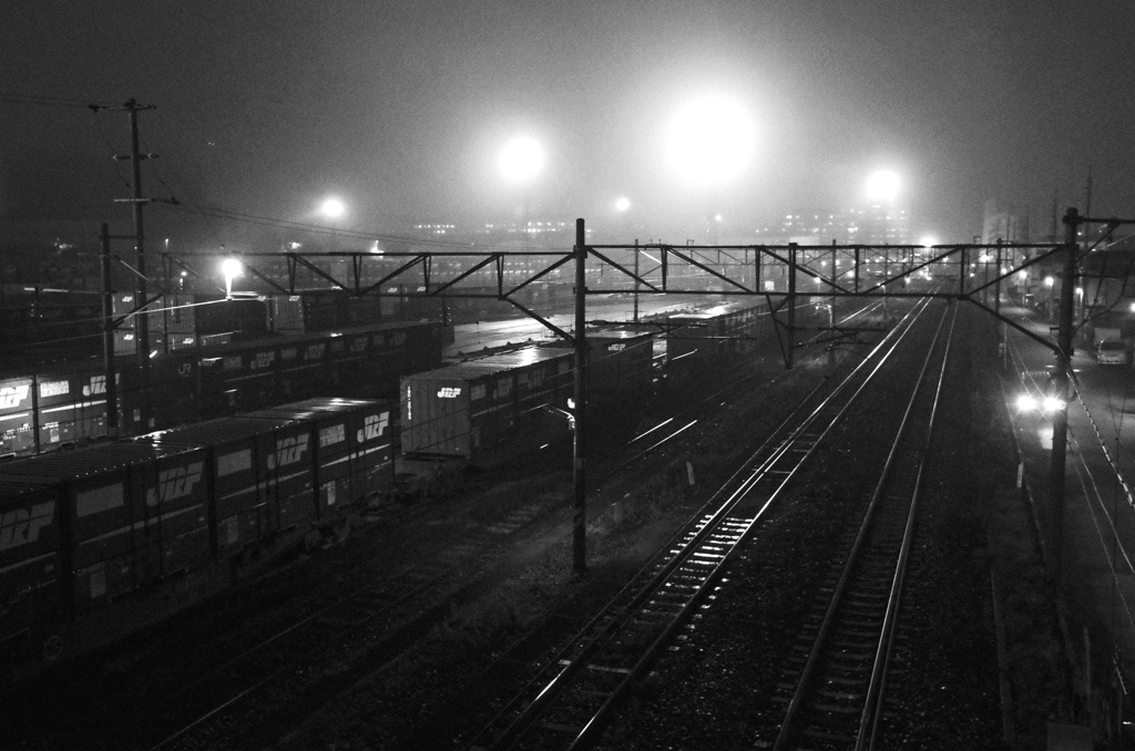 霧の貨物駅