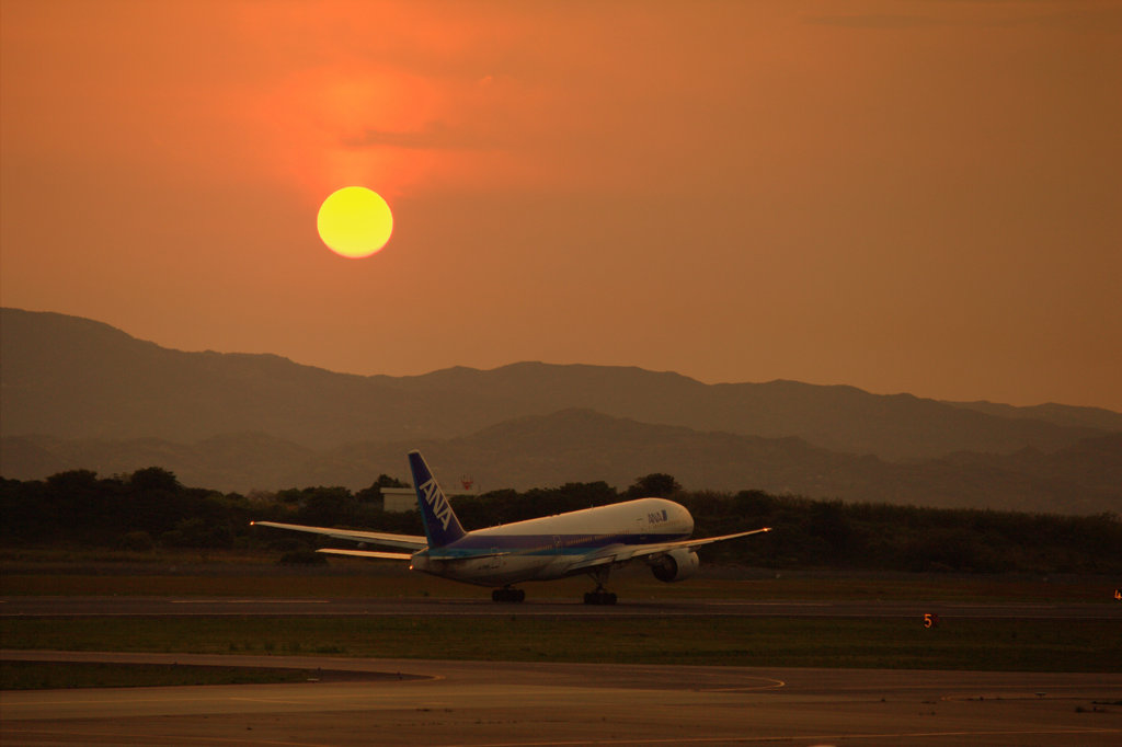 夕日と飛行機