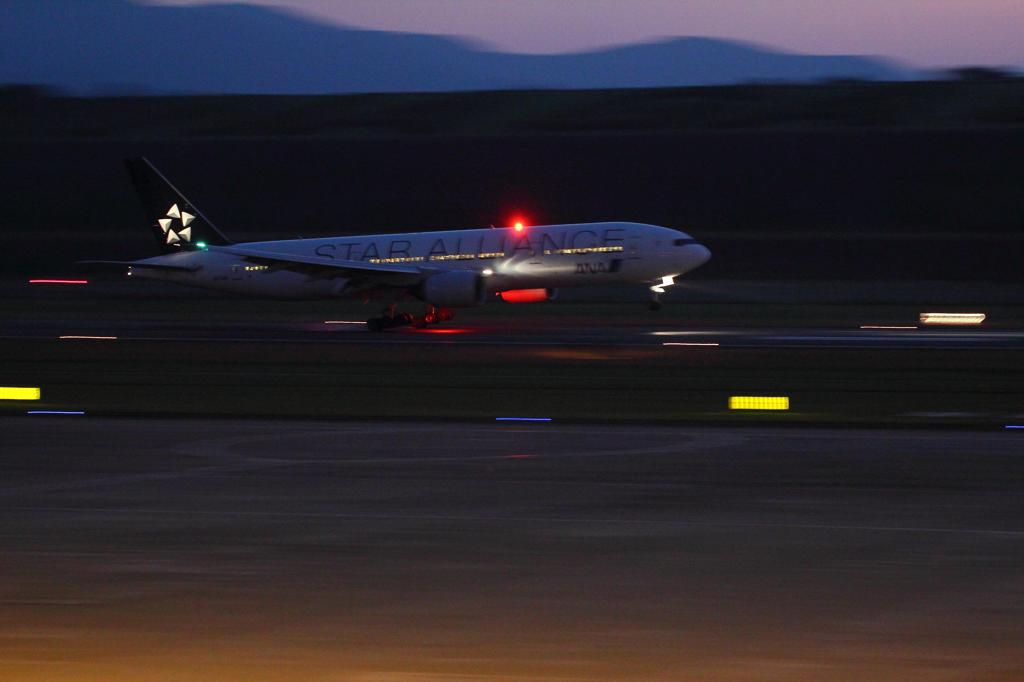 ANA-JA702A-Boeing-777-281-NGS-471412_src