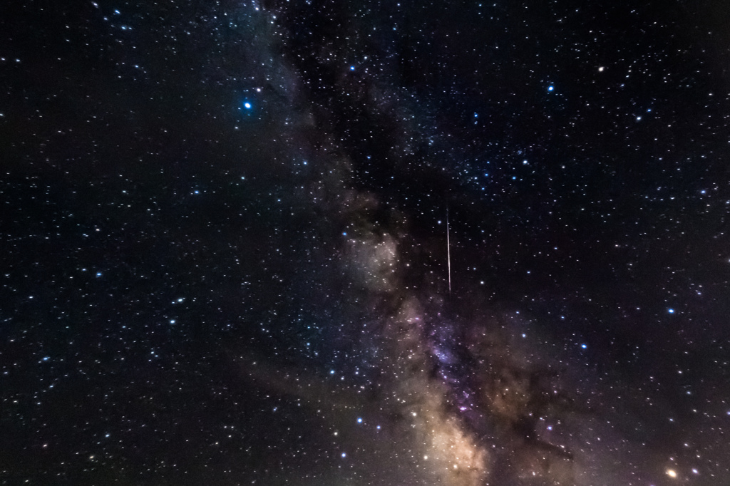 天の川に流れ星