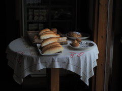 パンのあるテーブル