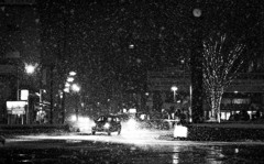 雪夜の駅前