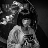 水族館で撮影する娘