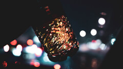 ペットボトルのお茶と夜景