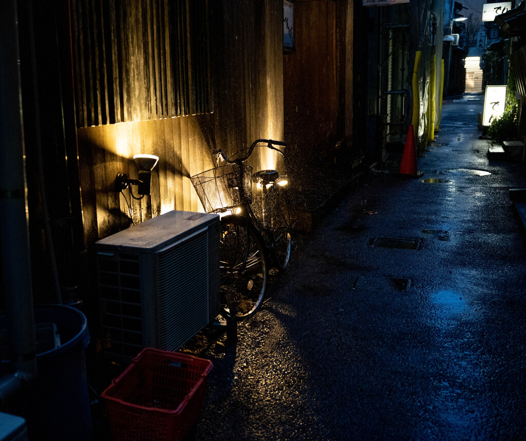 雨の街裏