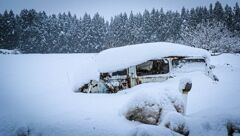 廃車と雪景色