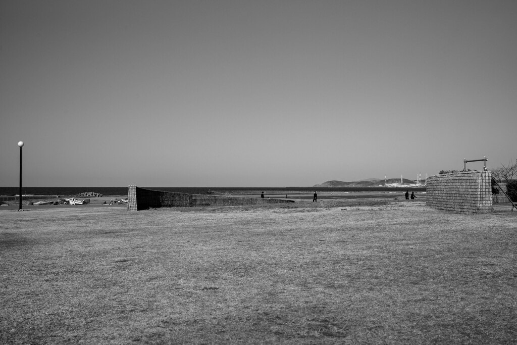 アートのある浜辺