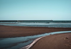 空　海　堤防と灯台　浜辺