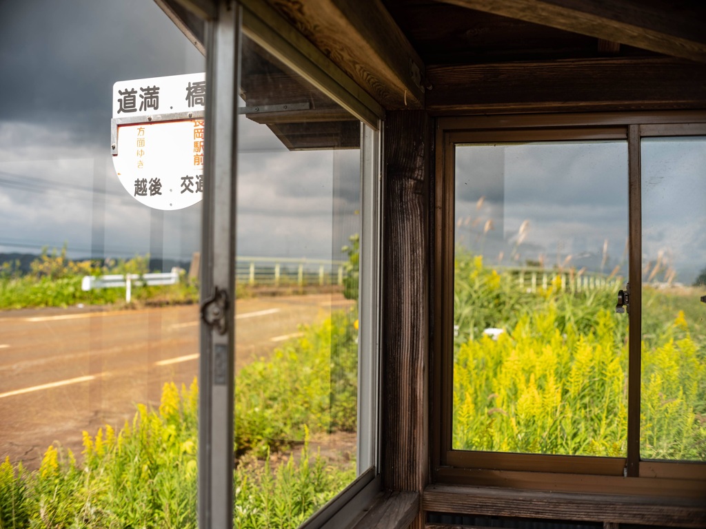 田舎のバス停にて