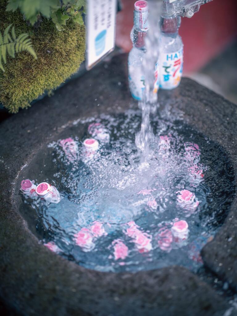 涼し気な。