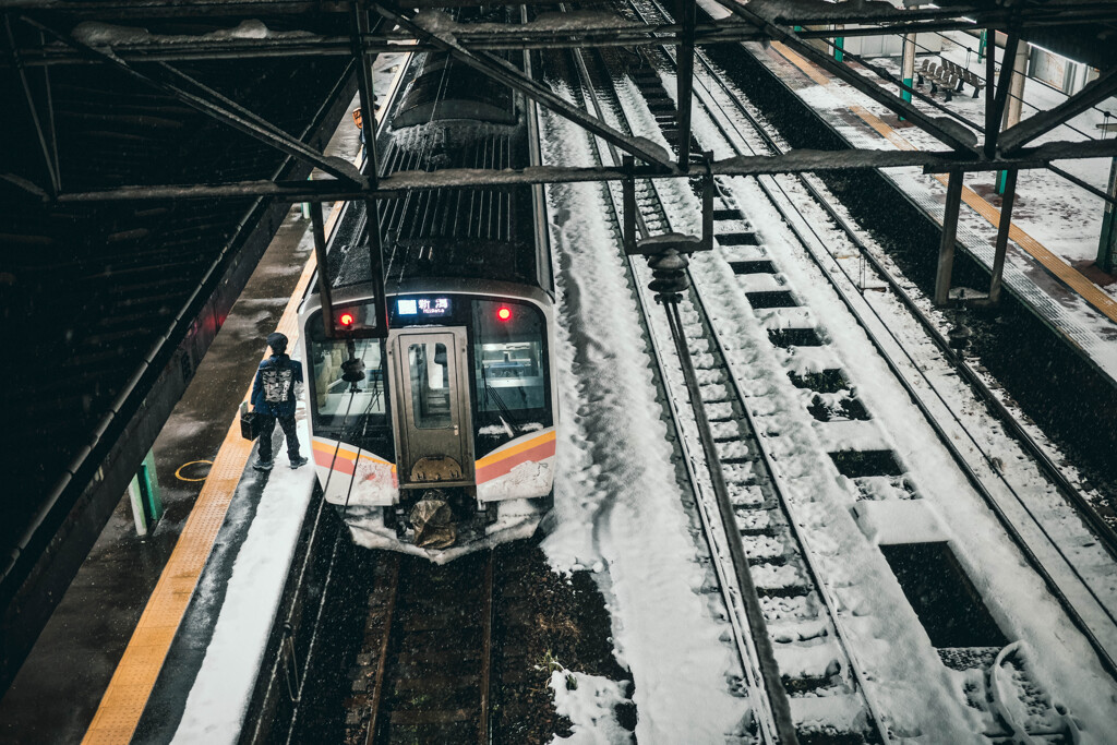 凍てつく駅