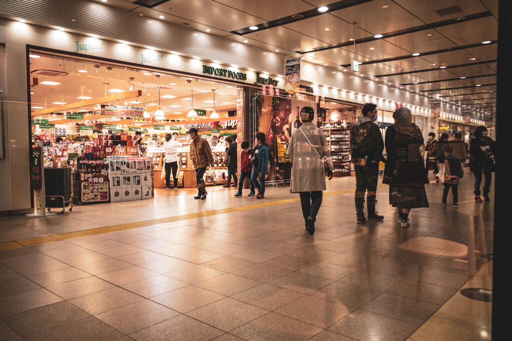 駅にて