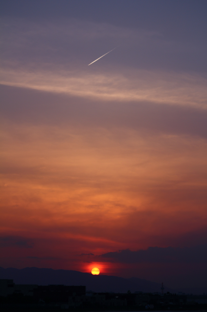 夕暮れひこうき雲