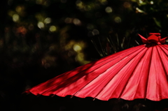 光降る日の紅い傘