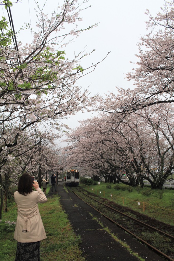 振り向かないで