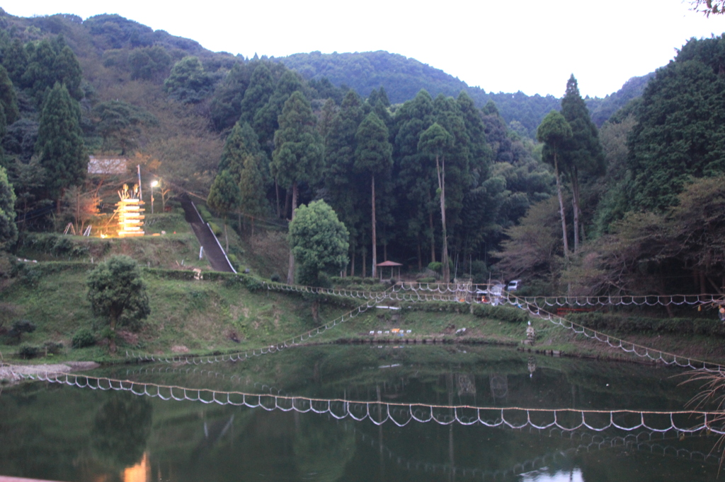 山の中の神社の池です