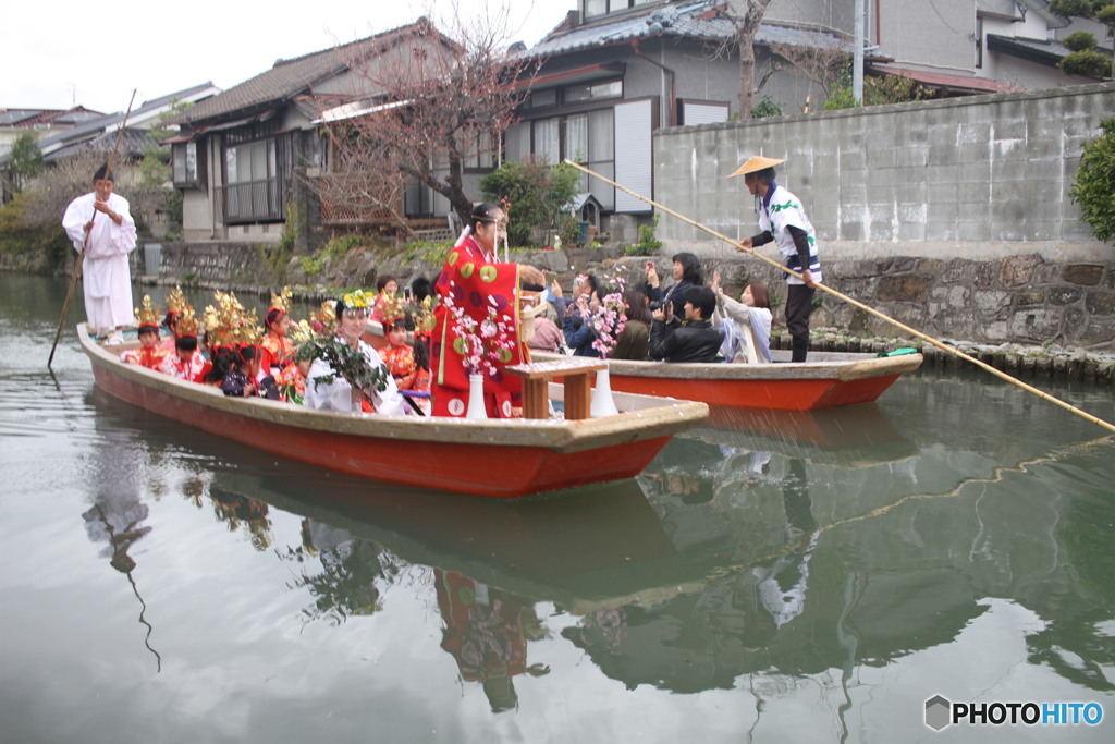 観光客とすれ違い