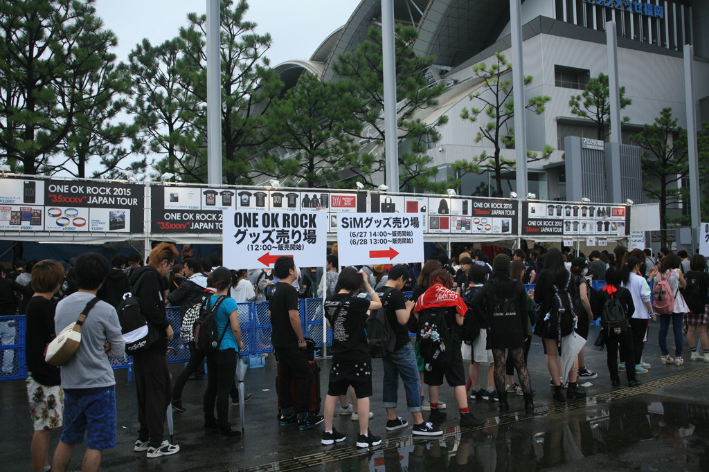 赤いタオルの集団