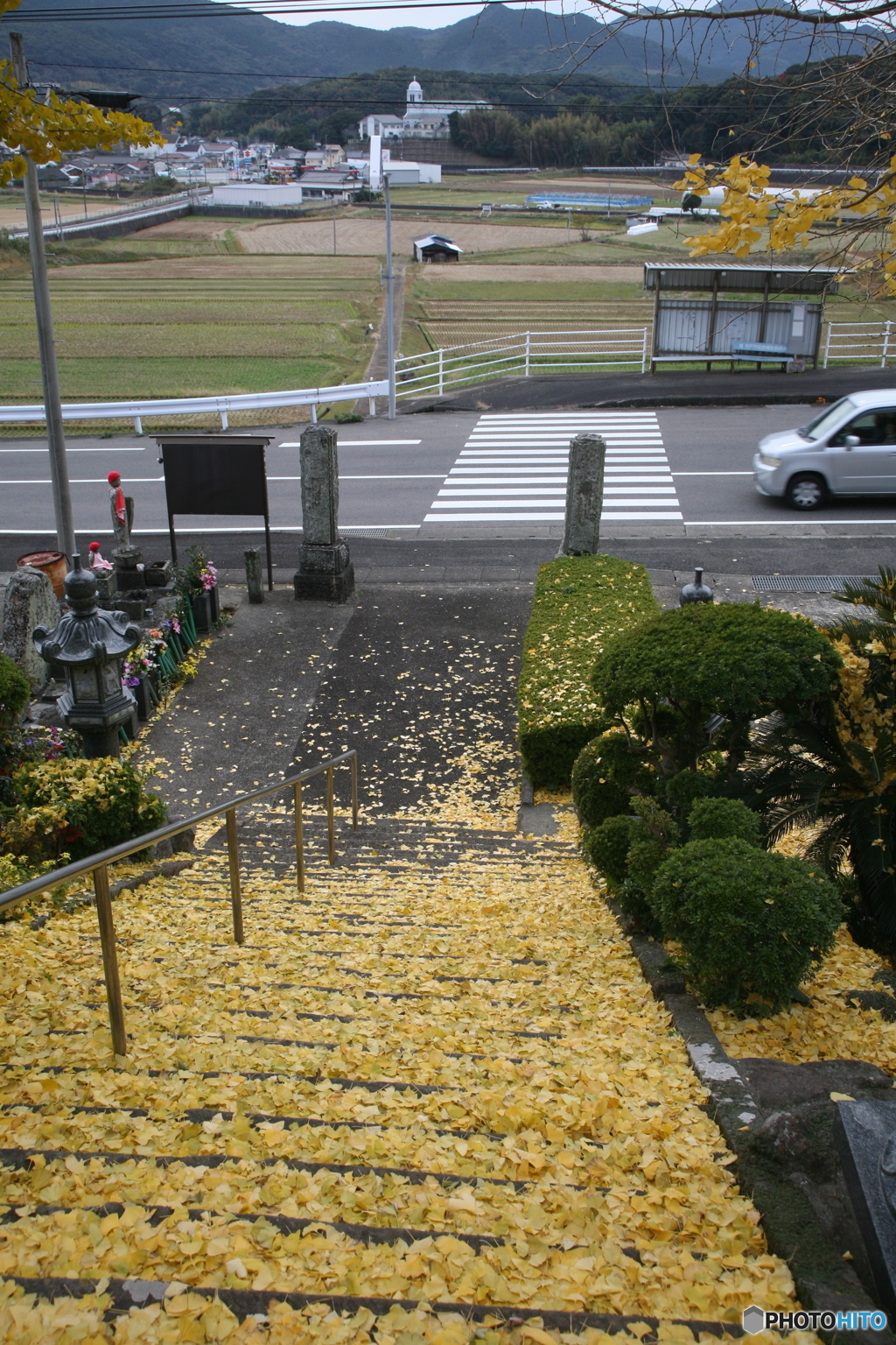 向うに平戸最大の教会が