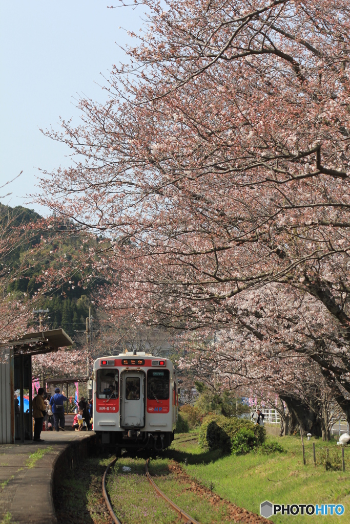 若い女性前に来ますね