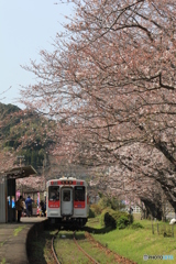 若い女性前に来ますね