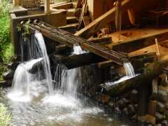 水の力で