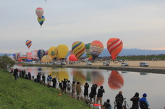 並んでください