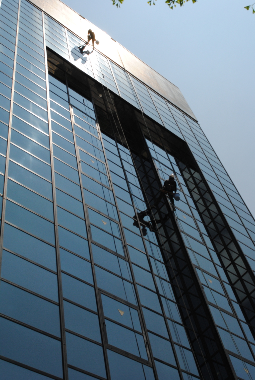 手にも背中にも汗が出そう