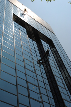 手にも背中にも汗が出そう