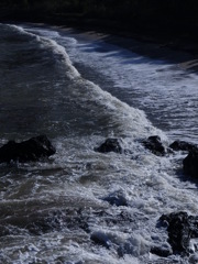 いつもは静かな海岸