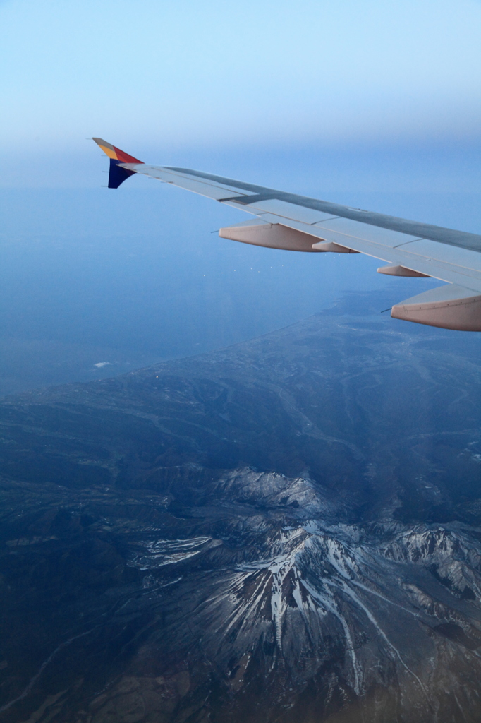 飛行機と山