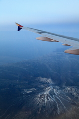 飛行機と山