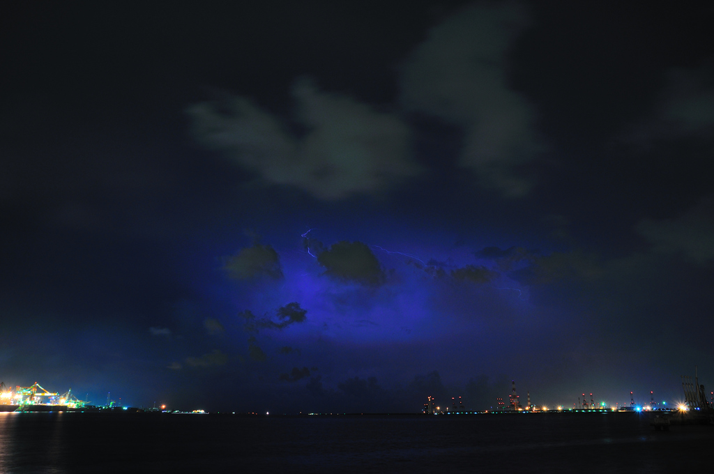 夏の夜の港