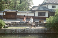 対岸から