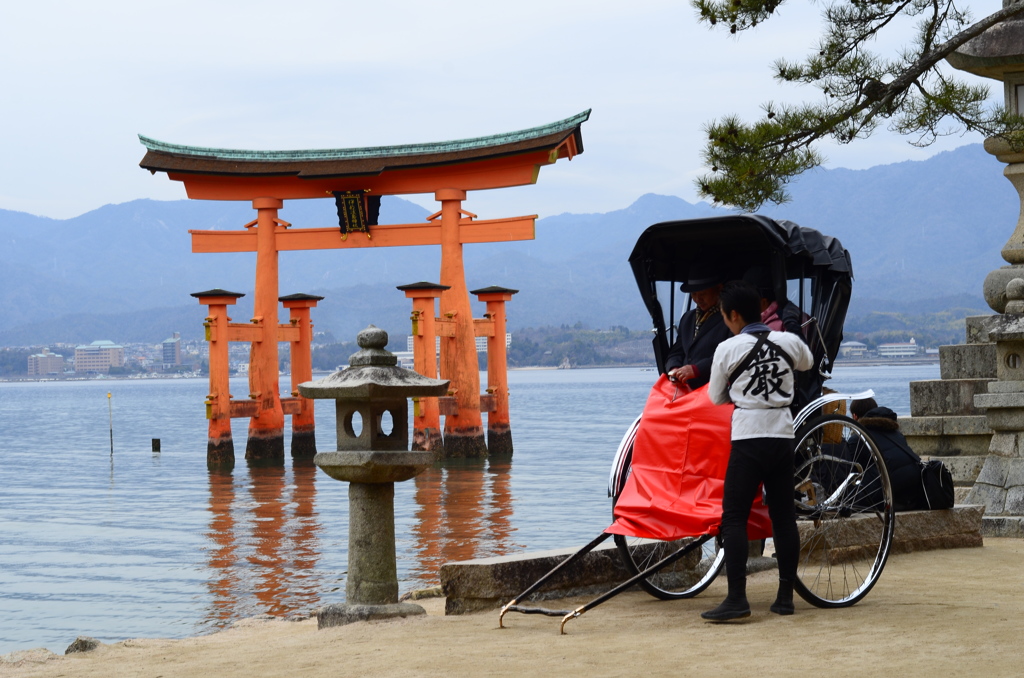鳥居と一緒に