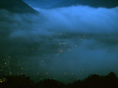 夜明け前の街