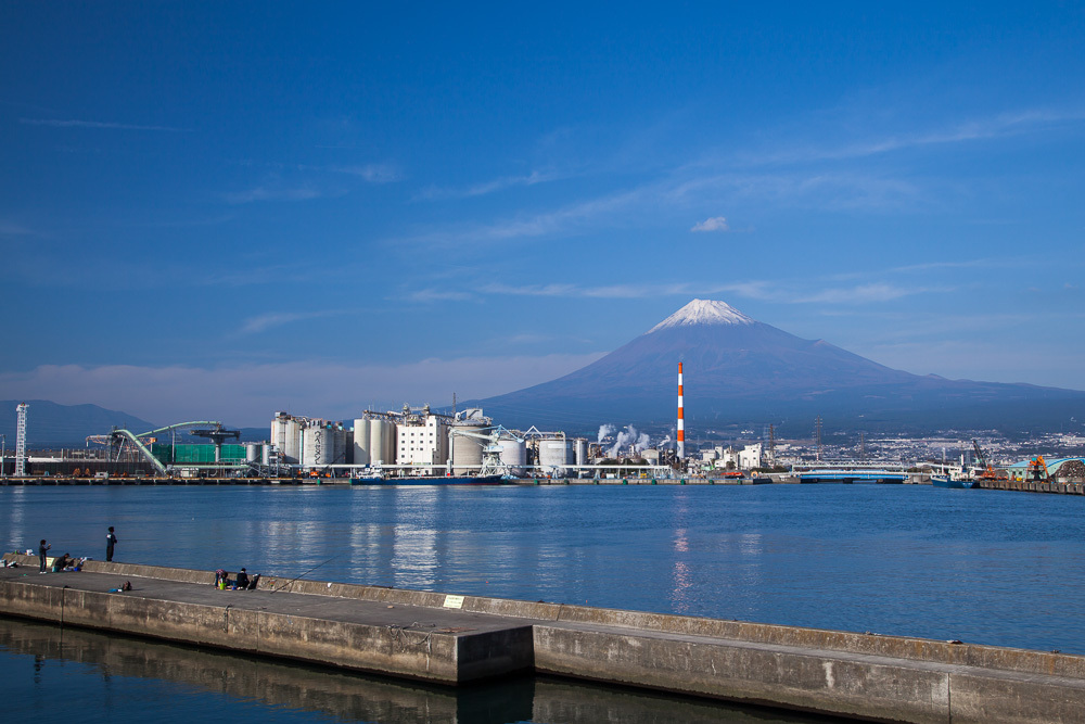 富士山見ながら釣りですか～