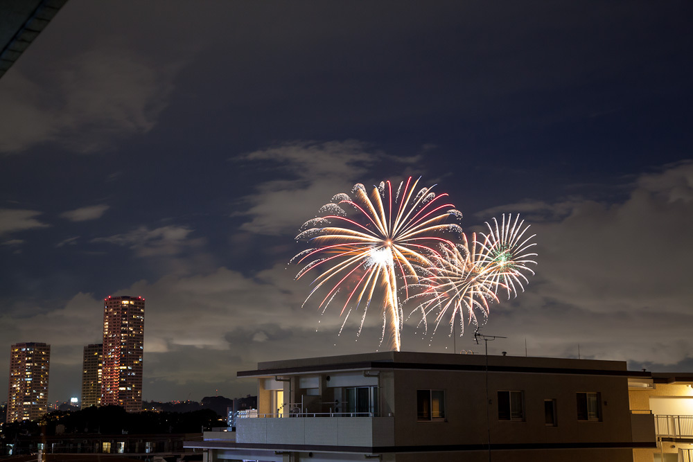 花火に染まるマンション