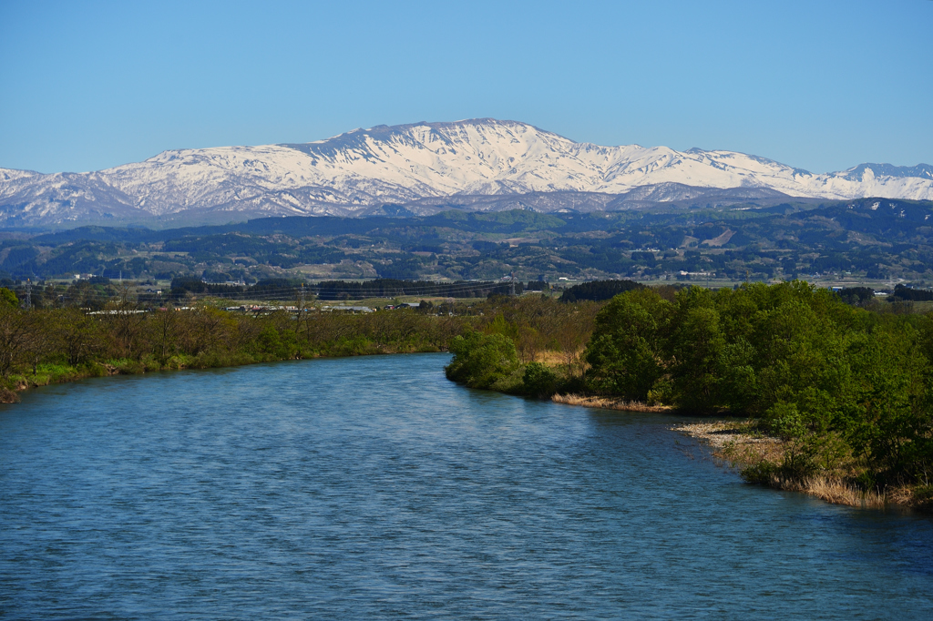 赤川河川からの月山