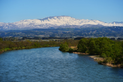 赤川河川からの月山