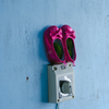 ブルーの壁にピンク色の靴