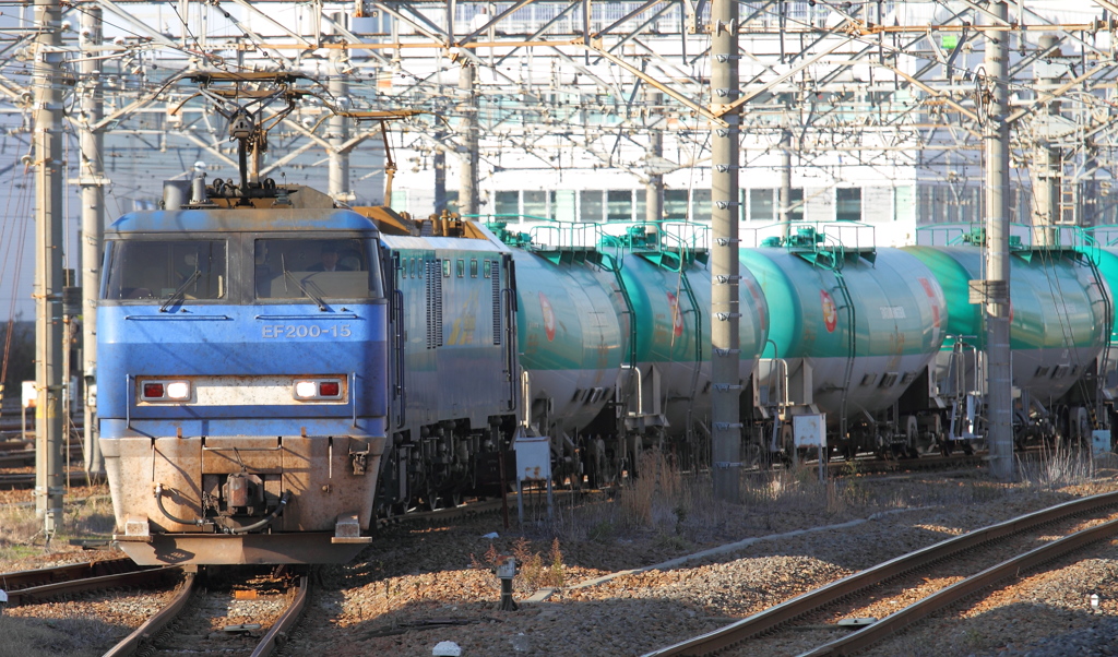 EF200-15 + EH200-10 + タキ1000 発車