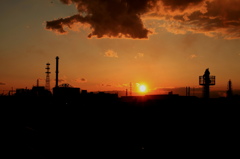 夕日と工場