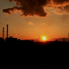 夕日と工場