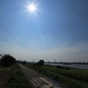 晴天の多摩川沿い