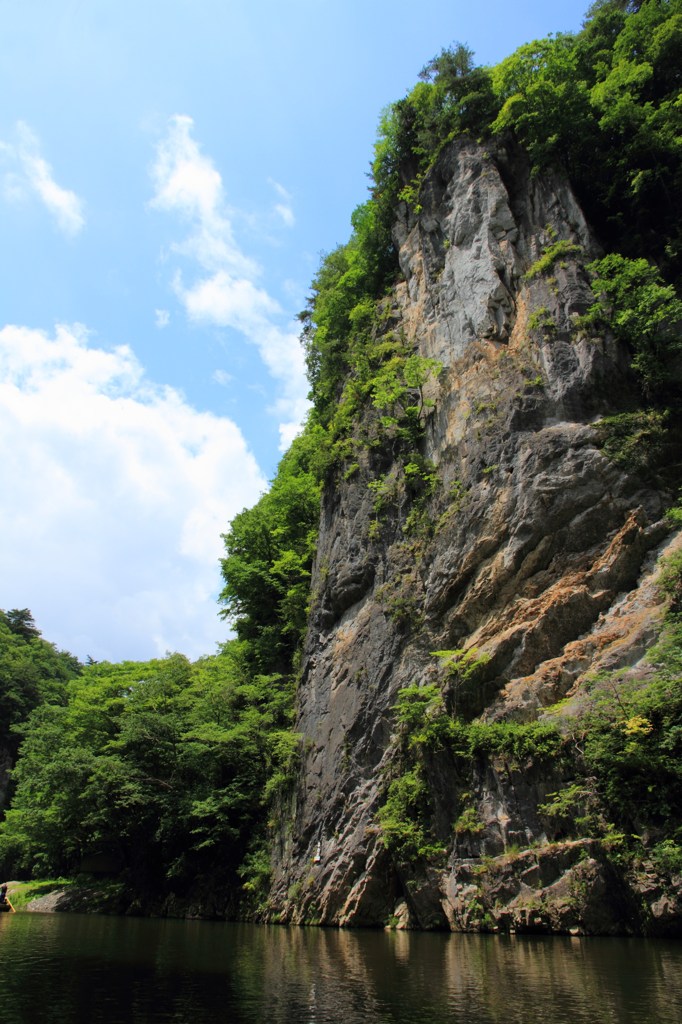 猊鼻渓の絶壁